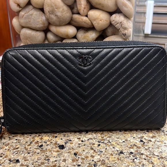 Chanel Wallet - Picture 7 of 17